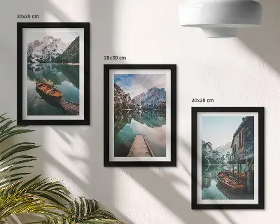 Conjunto de 3 quadros decorativos com paisagem de lago nas montanhas, barcos e cabana de madeira
