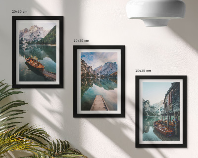 Conjunto de 3 quadros decorativos Um lago nas montanhas com barcos e uma cabana de madeira.