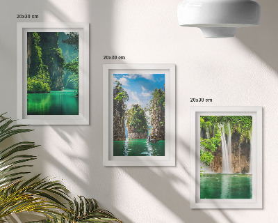 Tríptico com moldura Paisagens verdejantes com cachoeiras e rochas.