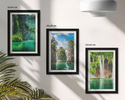 Tríptico com moldura Paisagens verdejantes com cachoeiras e rochas.