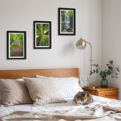Conjunto de 3 quadros decorativos Trilha na floresta com cachoeira e vegetação verdejante.