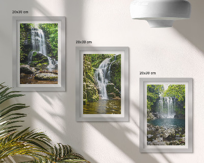 Conjunto de molduras com imagens Cachoeiras em um ambiente verde com pedras e água.