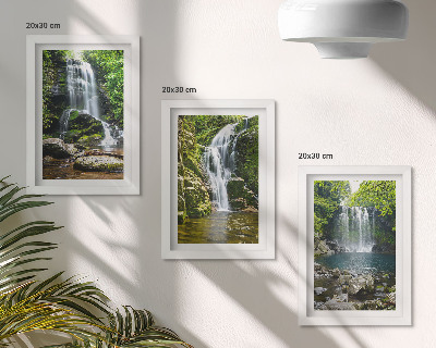 Conjunto de molduras com imagens Cachoeiras em um ambiente verde com pedras e água.