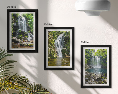 Conjunto de molduras com imagens Cachoeiras em um ambiente verde com pedras e água.