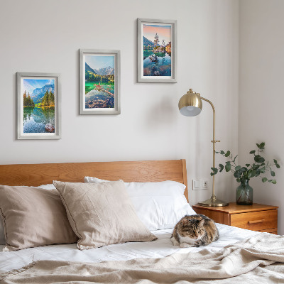 Conjunto de molduras com imagens Lagos de montanha com água e paisagens naturais circundantes.
