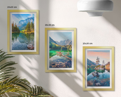 Conjunto de molduras com imagens Lagos de montanha com água e paisagens naturais circundantes.
