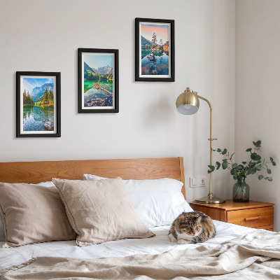Conjunto de molduras com imagens Lagos de montanha com água e paisagens naturais circundantes.