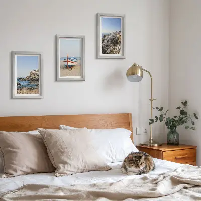 Conjunto de 3 quadros decorativos com vista para o mar, barco e casas brancas na Grécia