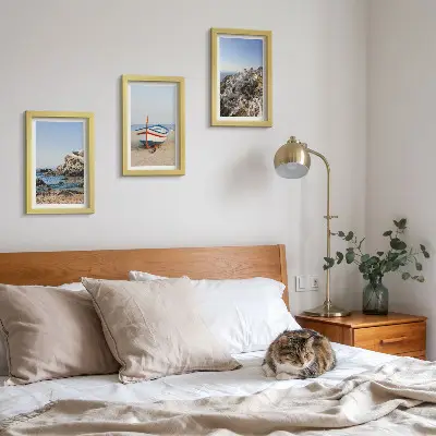 Conjunto de 3 quadros decorativos com vista para o mar, barco e casas brancas na Grécia