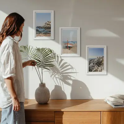 Conjunto de 3 quadros decorativos com vista para o mar, barco e casas brancas na Grécia