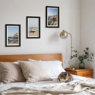 Conjunto de 3 quadros decorativos com vista para o mar, barco e casas brancas na Grécia