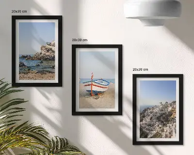 Conjunto de 3 quadros decorativos com vista para o mar, barco e casas brancas na Grécia