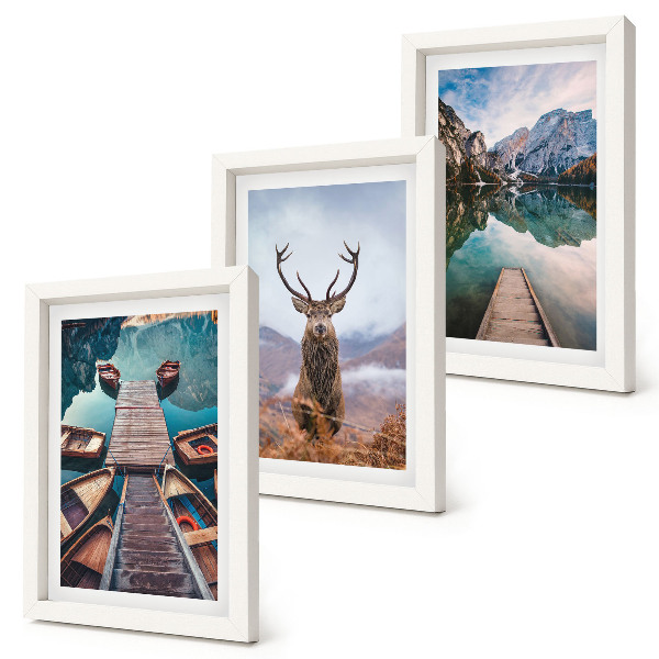 Conjunto de molduras com imagens Lago com barcos, veados e paisagem montanhosa.