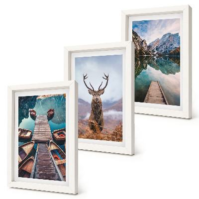 Conjunto de molduras com imagens Lago com barcos, veados e paisagem montanhosa.