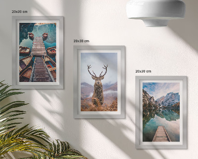Conjunto de molduras com imagens Lago com barcos, veados e paisagem montanhosa.