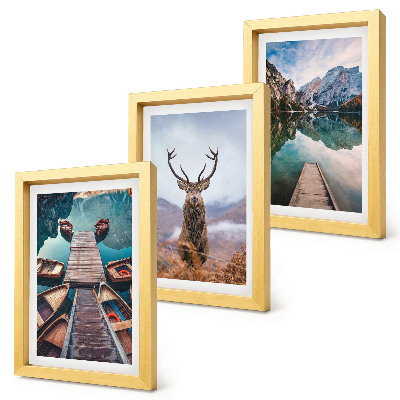 Conjunto de molduras com imagens Lago com barcos, veados e paisagem montanhosa.