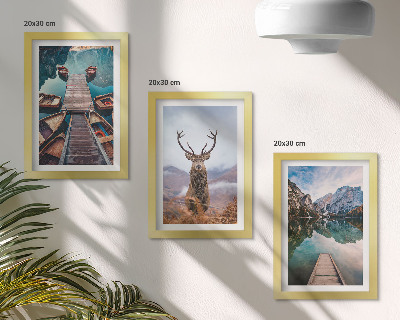 Conjunto de molduras com imagens Lago com barcos, veados e paisagem montanhosa.