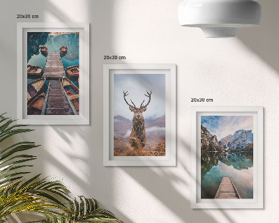 Conjunto de molduras com imagens Lago com barcos, veados e paisagem montanhosa.