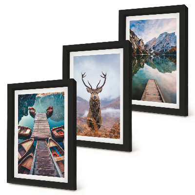 Conjunto de molduras com imagens Lago com barcos, veados e paisagem montanhosa.