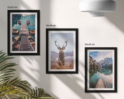 Conjunto de molduras com imagens Lago com barcos, veados e paisagem montanhosa.
