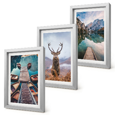 Conjunto de molduras com imagens Lago com barcos, veados e paisagem montanhosa.