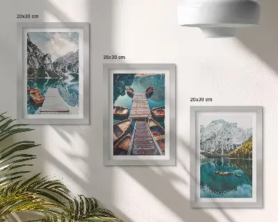 Tríptico com moldura lago com píeres de madeira e montanhas