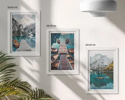Tríptico com moldura lago com píeres de madeira e montanhas