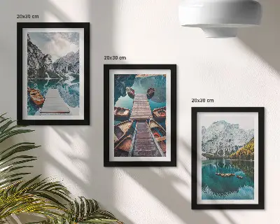 Tríptico com moldura lago com píeres de madeira e montanhas