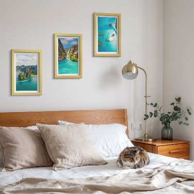 Conjunto de 3 quadros decorativos Paisagens tropicais com ilhas e águas turquesa.