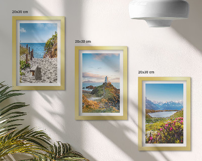 Conjunto de molduras com imagens Vista da praia do farol, montanhas e flores.