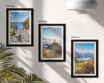 Conjunto de molduras com imagens Vista da praia do farol, montanhas e flores.