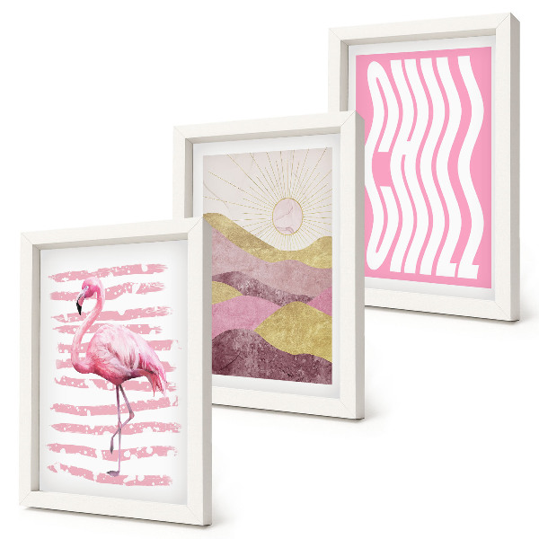Tríptico com moldura Flamingos cor-de-rosa, paisagem montanhosa em tons pastel, letras relaxantes.