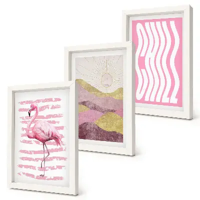 Tríptico com moldura com estampas de flamingos cor-de-rosa, paisagem montanhosa em tons pastel e letras relaxantes