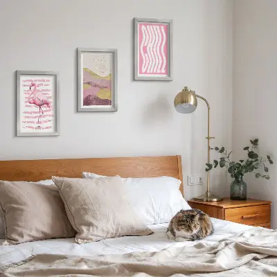 Tríptico com moldura com estampas de flamingos cor-de-rosa, paisagem montanhosa em tons pastel e letras relaxantes