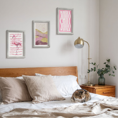 Tríptico com moldura Flamingos cor-de-rosa, paisagem montanhosa em tons pastel, letras relaxantes.