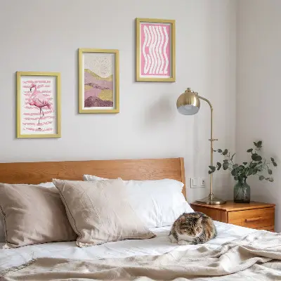 Tríptico com moldura com estampas de flamingos cor-de-rosa, paisagem montanhosa em tons pastel e letras relaxantes