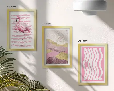 Tríptico com moldura com estampas de flamingos cor-de-rosa, paisagem montanhosa em tons pastel e letras relaxantes