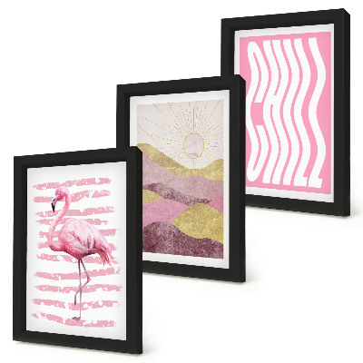 Tríptico com moldura Flamingos cor-de-rosa, paisagem montanhosa em tons pastel, letras relaxantes.