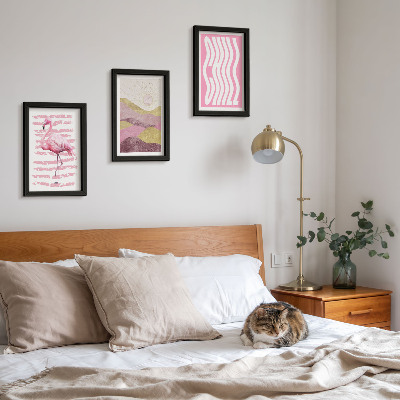 Tríptico com moldura Flamingos cor-de-rosa, paisagem montanhosa em tons pastel, letras relaxantes.