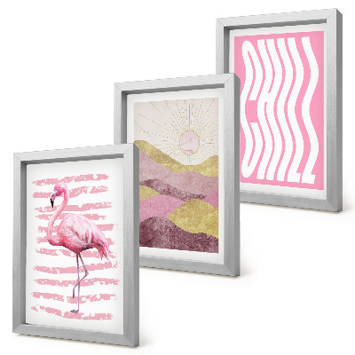 Tríptico com moldura Flamingos cor-de-rosa, paisagem montanhosa em tons pastel, letras relaxantes.