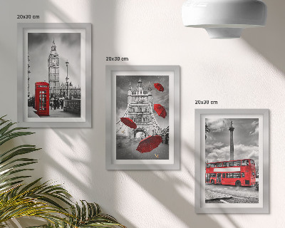 Conjunto de 3 quadros decorativos Vista de Londres com um guarda-chuva vermelho e um ônibus.