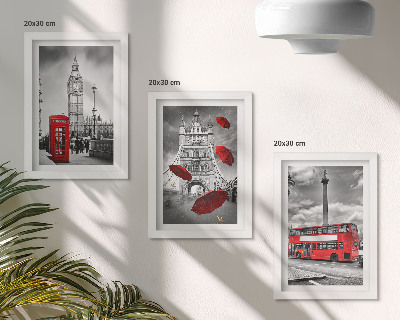 Conjunto de 3 quadros decorativos Vista de Londres com um guarda-chuva vermelho e um ônibus.