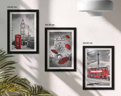 Conjunto de 3 quadros decorativos Vista de Londres com um guarda-chuva vermelho e um ônibus.
