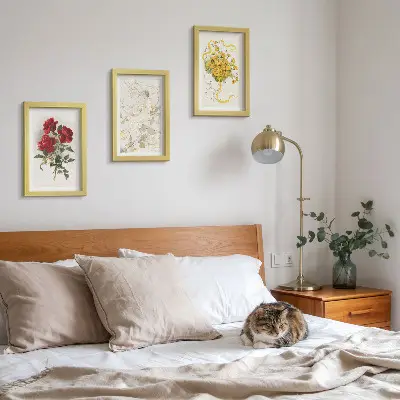 Conjunto de molduras com quadros rosas vermelhas, figura branca e flores amarelas em um vaso