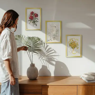 Conjunto de molduras com quadros rosas vermelhas, figura branca e flores amarelas em um vaso