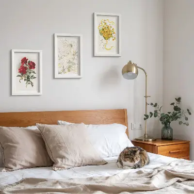 Conjunto de molduras com quadros rosas vermelhas, figura branca e flores amarelas em um vaso