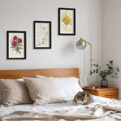 Conjunto de molduras com quadros rosas vermelhas, figura branca e flores amarelas em um vaso