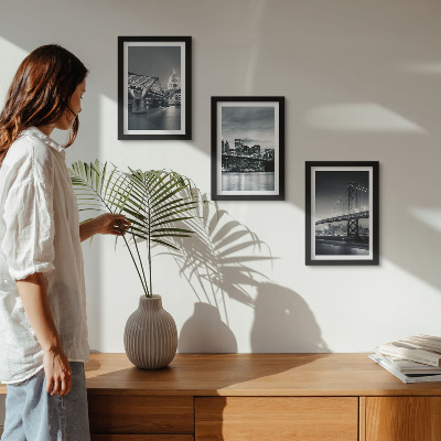 Conjunto de molduras com imagens Pontes e arquitetura urbana em tons de cinza.
