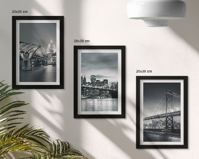 Conjunto de molduras com imagens Pontes e arquitetura urbana em tons de cinza.