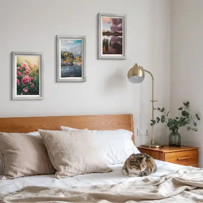 Conjunto de quadros decorativos com imagens de flores no jardim, montanhas e superfície da água